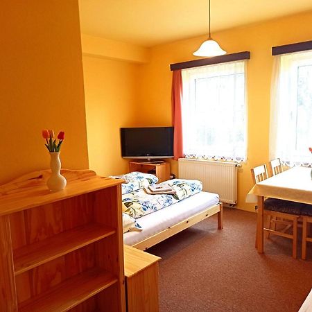 P&P Jicin Apartments - Soukrome 2-3 Luzkove Pokoje S Vlastni Kuchyni A Koupelnou ภายนอก รูปภาพ