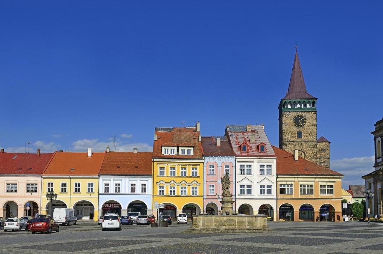 P&P Jicin Apartments - Soukrome 2-3 Luzkove Pokoje S Vlastni Kuchyni A Koupelnou ภายนอก รูปภาพ