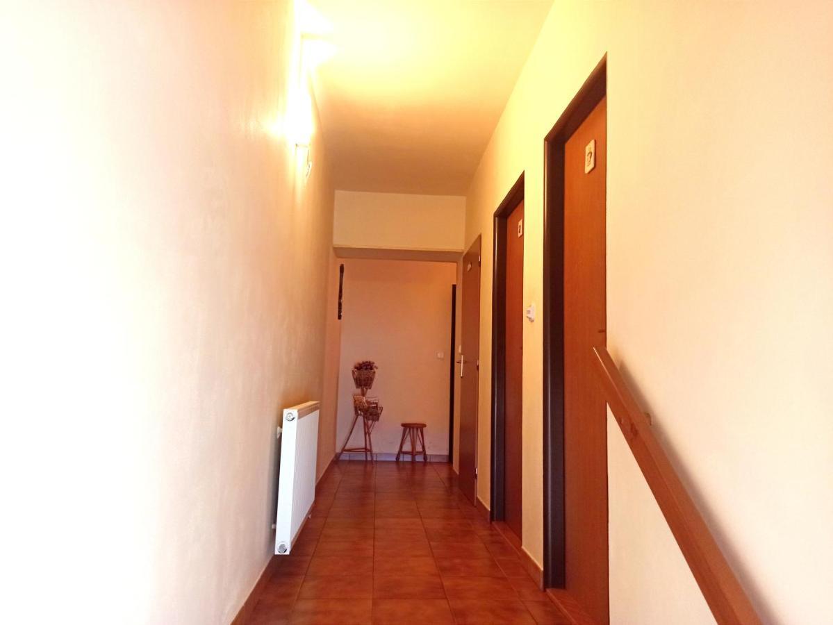 P&P Jicin Apartments - Soukrome 2-3 Luzkove Pokoje S Vlastni Kuchyni A Koupelnou ภายนอก รูปภาพ