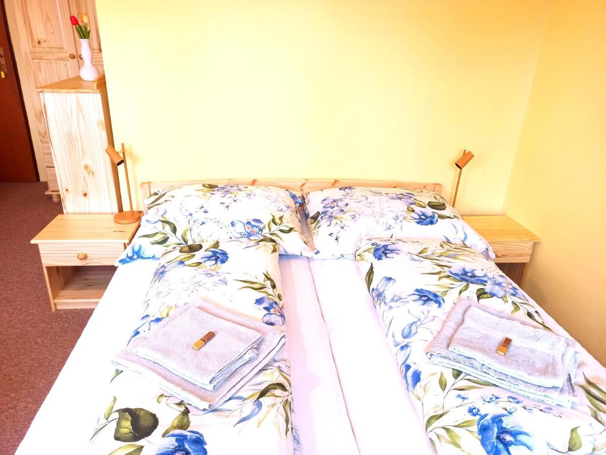 P&P Jicin Apartments - Soukrome 2-3 Luzkove Pokoje S Vlastni Kuchyni A Koupelnou ภายนอก รูปภาพ