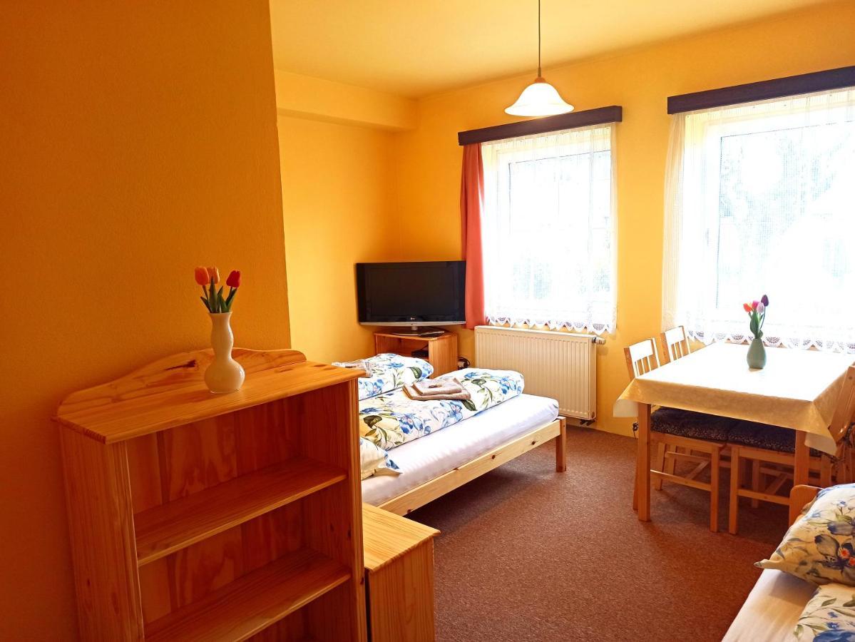 P&P Jicin Apartments - Soukrome 2-3 Luzkove Pokoje S Vlastni Kuchyni A Koupelnou ภายนอก รูปภาพ