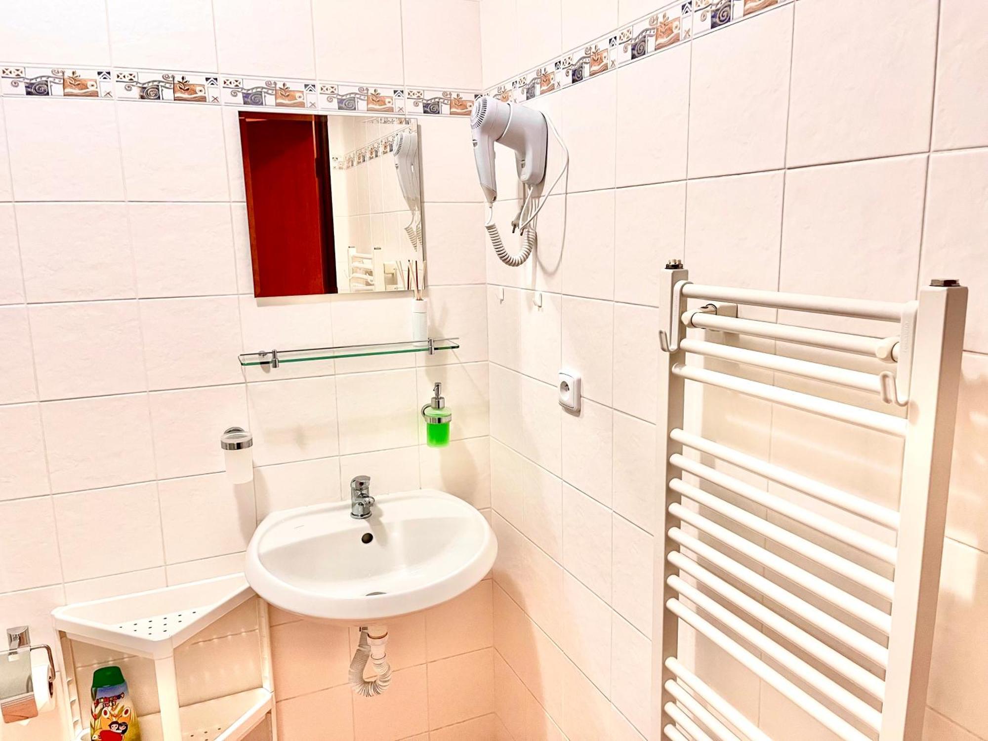 P&P Jicin Apartments - Soukrome 2-3 Luzkove Pokoje S Vlastni Kuchyni A Koupelnou ภายนอก รูปภาพ