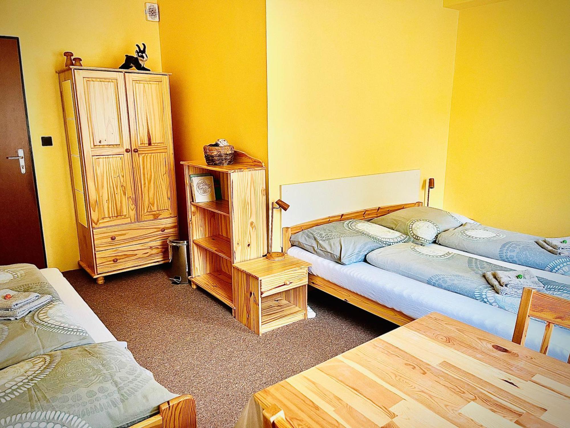 P&P Jicin Apartments - Soukrome 2-3 Luzkove Pokoje S Vlastni Kuchyni A Koupelnou ภายนอก รูปภาพ