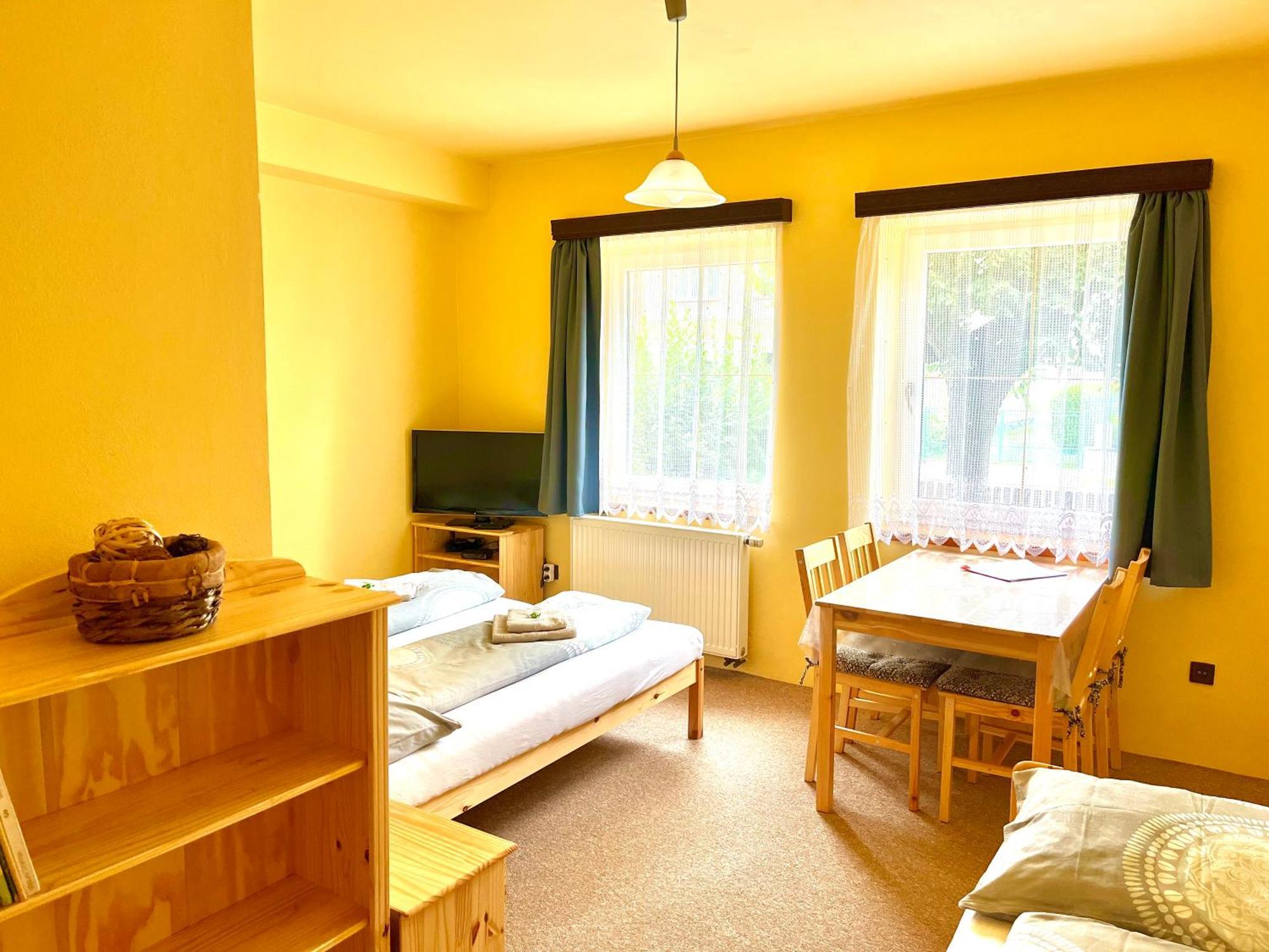 P&P Jicin Apartments - Soukrome 2-3 Luzkove Pokoje S Vlastni Kuchyni A Koupelnou ภายนอก รูปภาพ