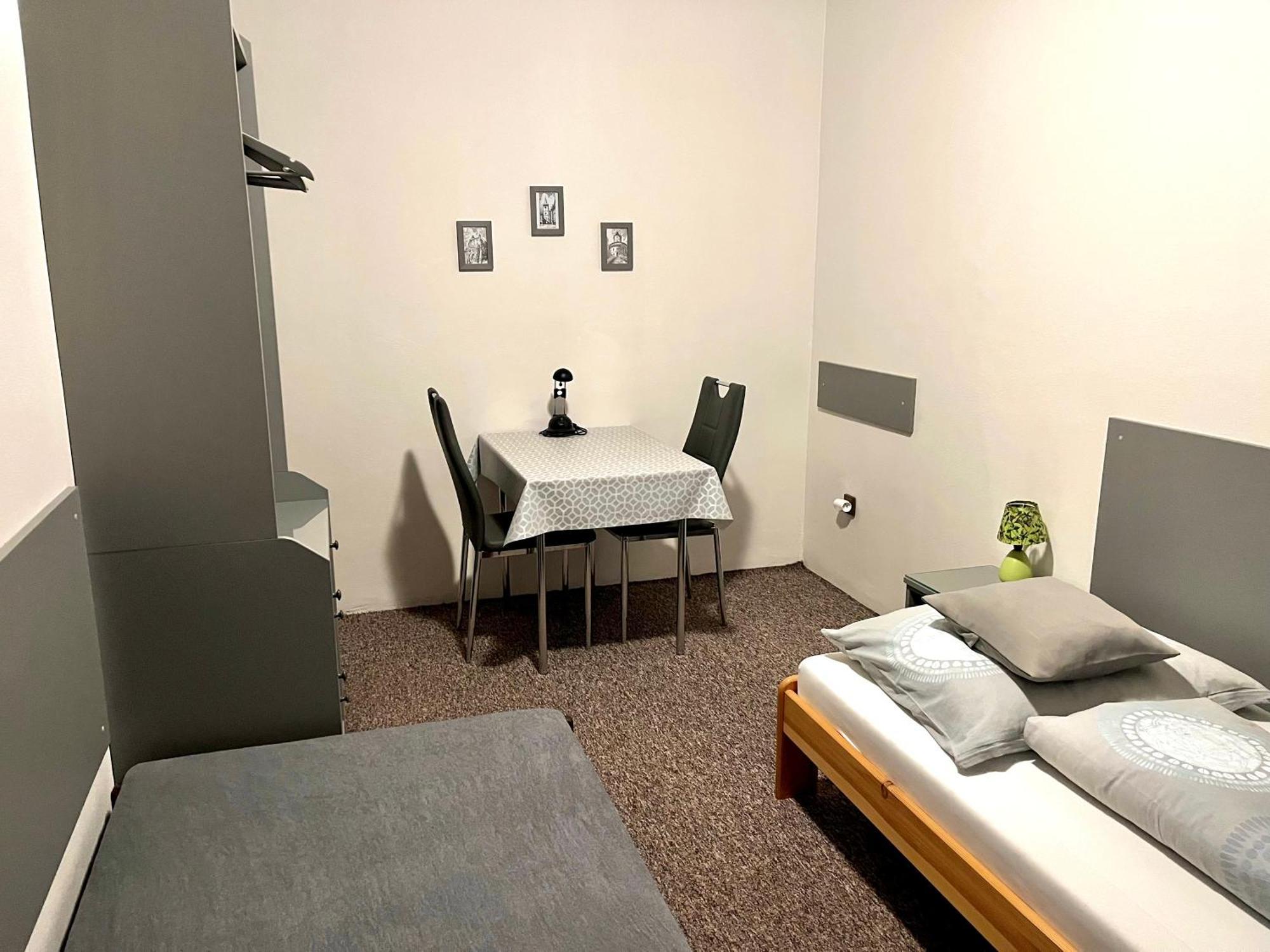 P&P Jicin Apartments - Soukrome 2-3 Luzkove Pokoje S Vlastni Kuchyni A Koupelnou ภายนอก รูปภาพ