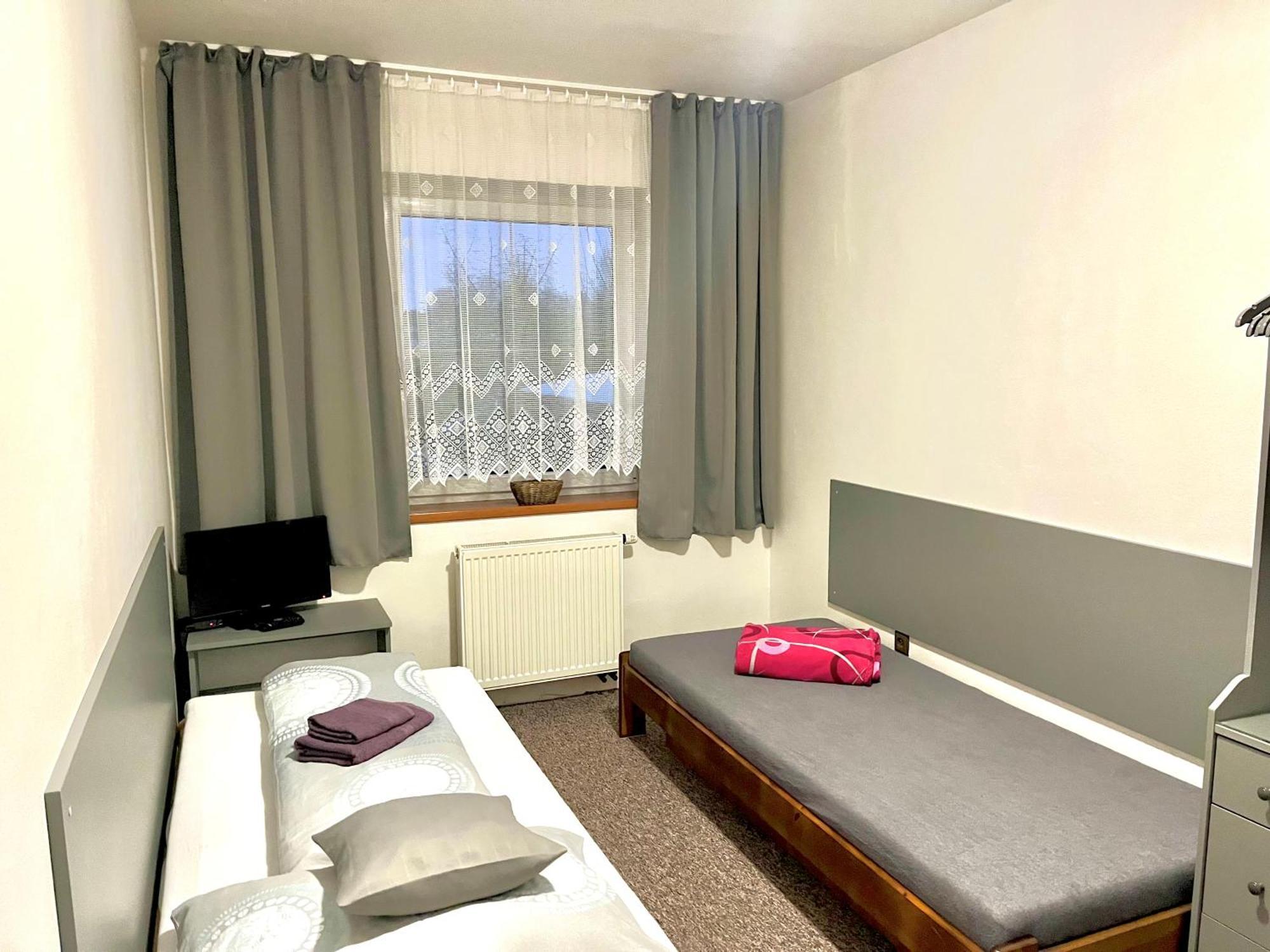 P&P Jicin Apartments - Soukrome 2-3 Luzkove Pokoje S Vlastni Kuchyni A Koupelnou ภายนอก รูปภาพ
